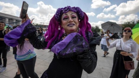 Protesta artística de drag queens en San Nicolás (México)