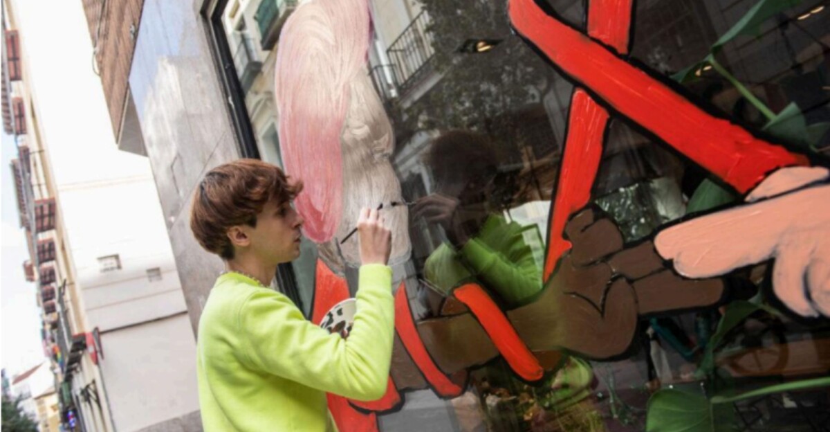 Uno de los artistas pintando un escaparate para 'Arte Positivo'