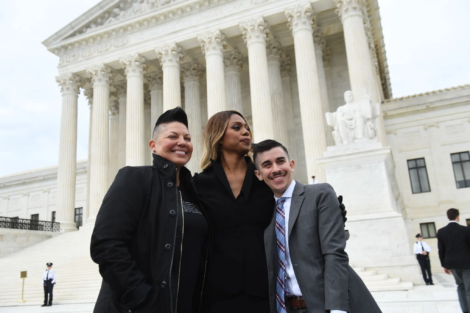 Chase Strangio junto con las actrices Sara Ramírez y Laverne Cox