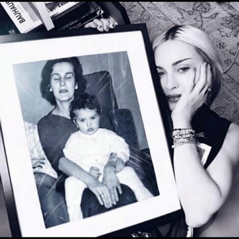 Madonna con una foto suya junto a su madre de pequeña