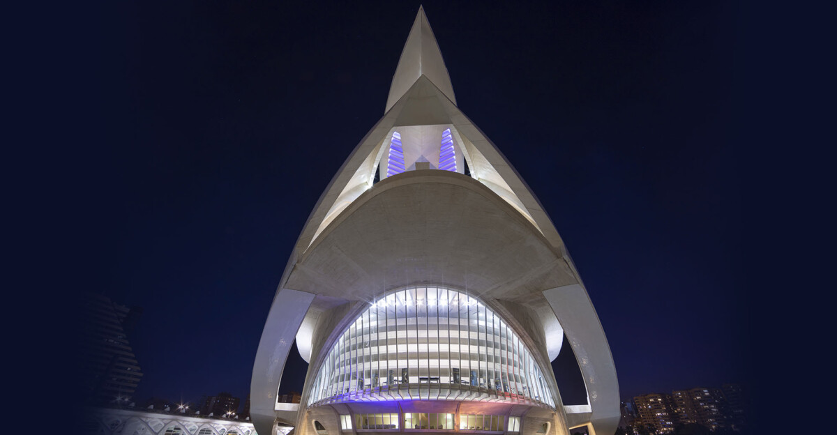 El imponente Palau de Les Arts Reina Sofía es la sede principal de la Ópera de Valencia.