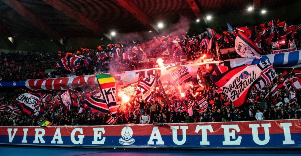 Grupo de ultras del PSG en el Parque los Príncipes