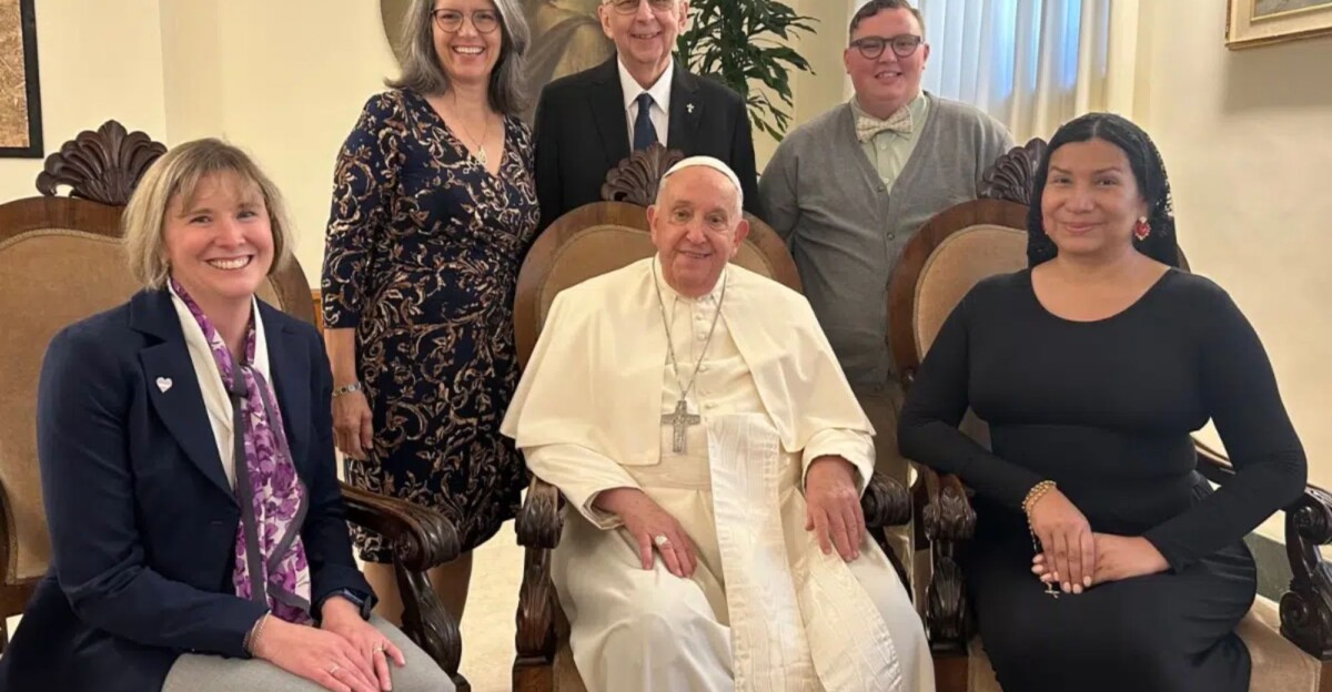 El papa Francisco junto con activistas LGTBIQ+