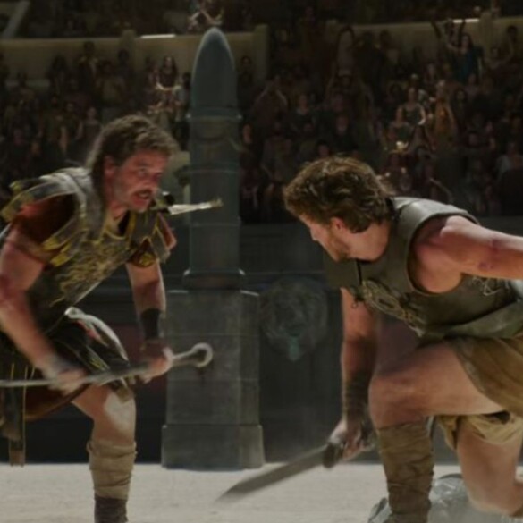 El beso de Paul Mescal y Pedro Pascal (entre sables, músculos y sudor) en 'Gladiator II'