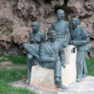 Escultura de García Lorca, Cernuda, Dalí y su musa Gala.