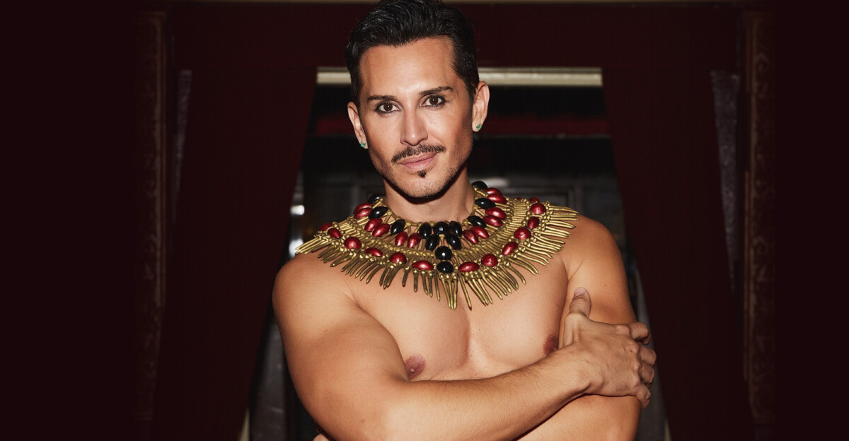 El tenor asturiano Jorge Rodríguez-Norton, con un pectoral egipcio de Joaquín Blanco, antes del estreno de 'La corte de Faraón'. Foto: Salva Musté.