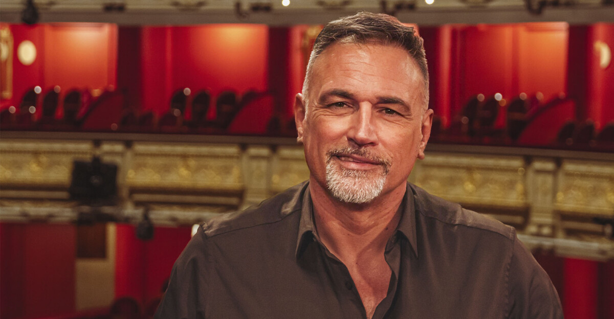 El director del Coro Intermezzo, titular del Teatro Real, posa para 'Shangay' en uno de los palcos del coliseo operístico. Foto: Miguelangelfernadezphoto.com