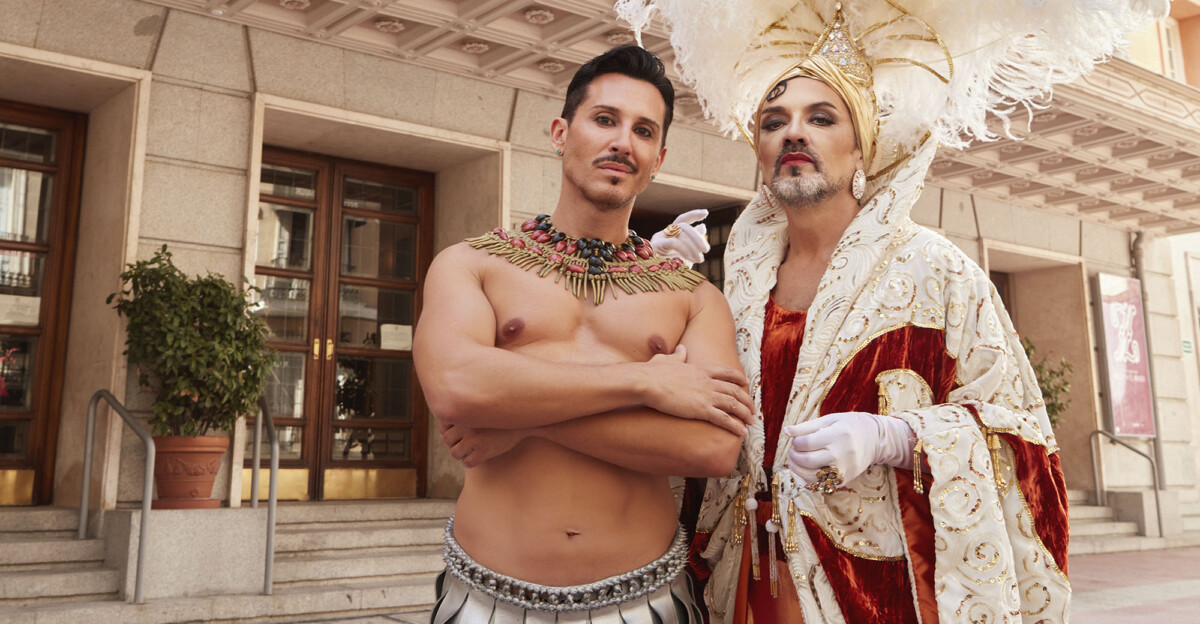 Los tenores Jorge Rodriguez-Norton y Enrique Viana posan para la portada de 'Shangay' en la fachada del Teatro de La Zarzuela. Fotos: Salva Musté.