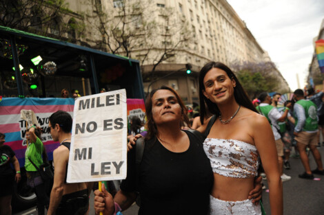 Manifestantes en la Marcha del Orgullo con pancartas