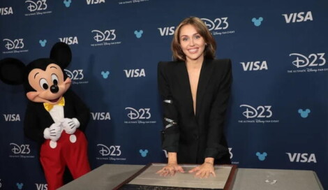 Miley Cyrus junto a Mickey Mouse en su nombramiento como Leyenda Disney