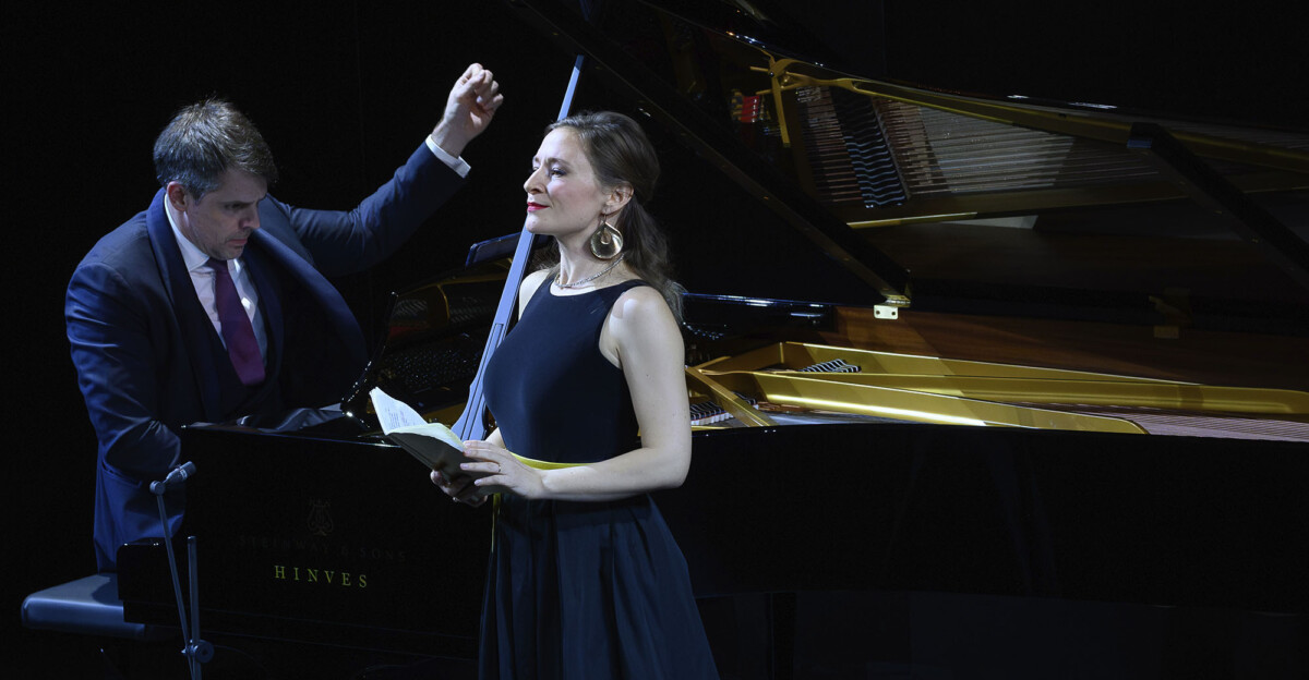 La soprano francesa Sabine Devieilhe y el pianista Mathieu Pordoy nos regalaron una deliciosa noche de canciones y buen hacer musical. Foto: Rafa Martín.