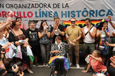 Taty Almeida con la bandera LGTBIQ+ en su regazo