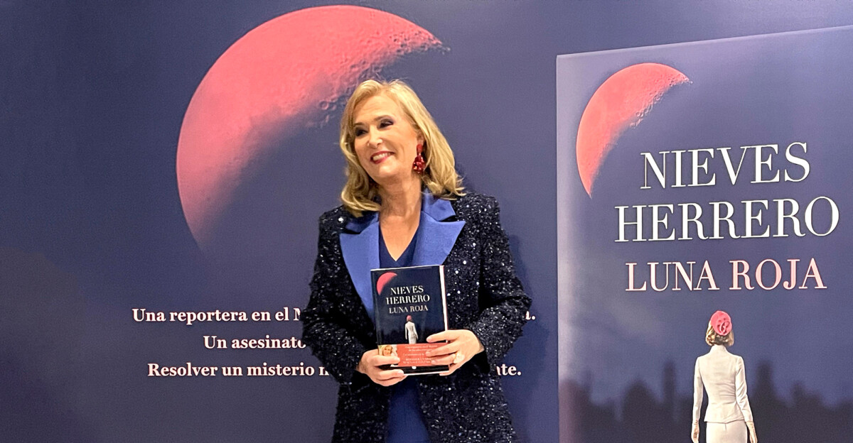 Nieves Herrero en la presentación de su libro 'Luna roja'