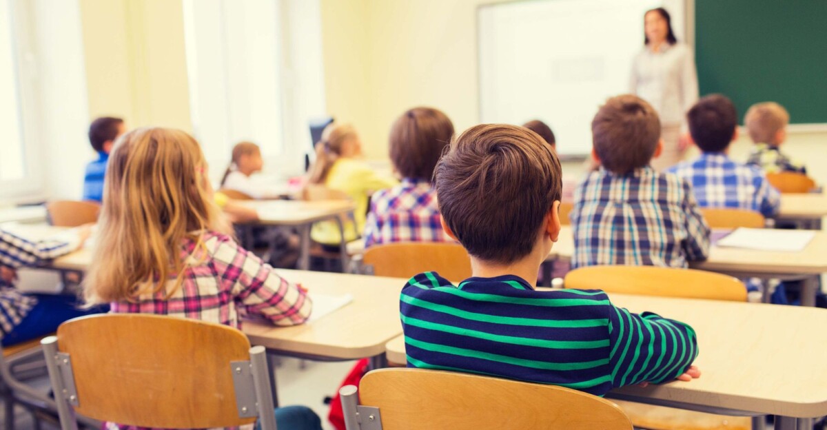 Niños asistiendo a clase