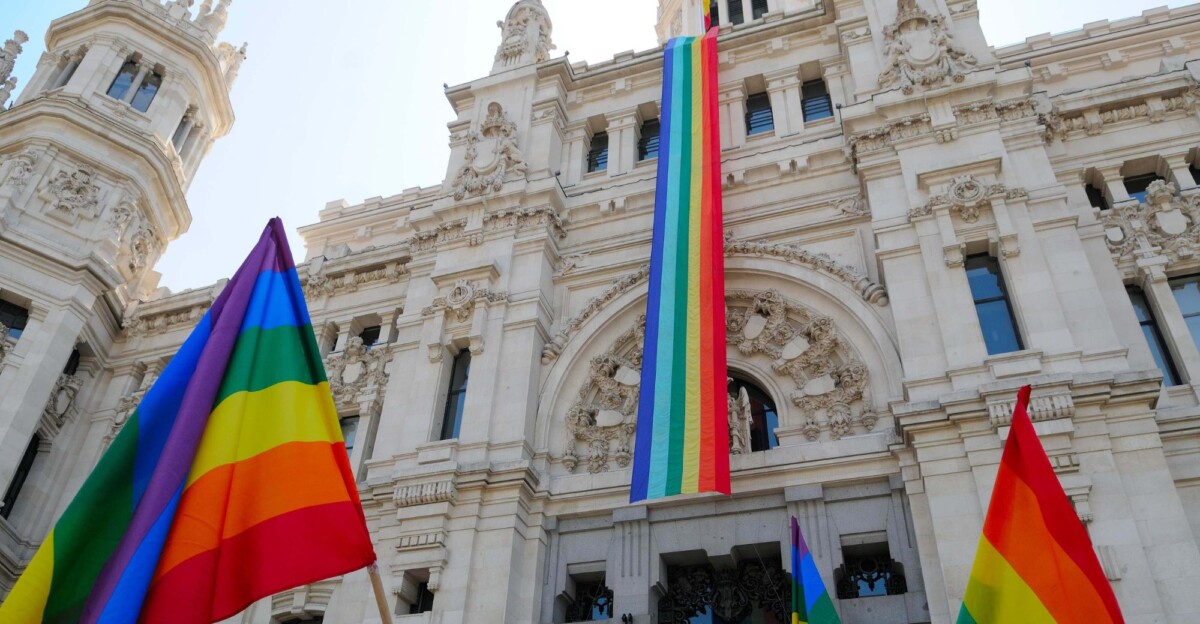 Bandera arcoíris colocada en el Ayuntamiento de Madrid