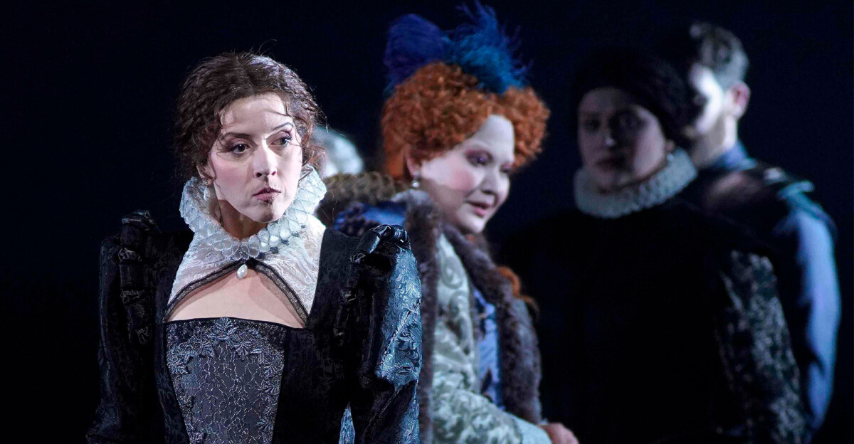 Duelo de estupendas reinas en el escenario del Real: Lisette Oropesa, María Etuardo de Escocia, y Aigul Akhmetshina, Isabel I de Inglaterra. Foto: Javier del Real.