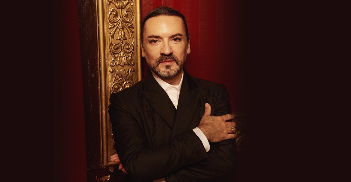 Enrique Viana protagoniza 'La Corte de Faraón' en el teatro de La Zarzuela. Foto: Salva Musté.