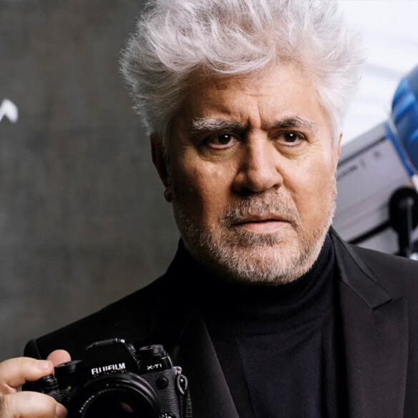 Pedro Almodóvar anuncia su primera novela: 'El hombre que solo escribía en los aviones'