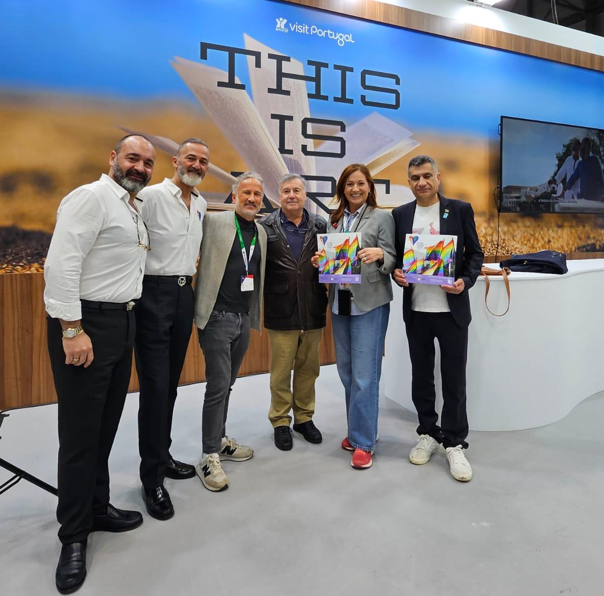 El presidente de Variaçoes, José Antonio González Marquina, junto a la directora de Turismo de Portugal en España, María de Lurdes Vale, Juan Carlos Alonso, Alfonso Llopart y miembros de Variaçoes.