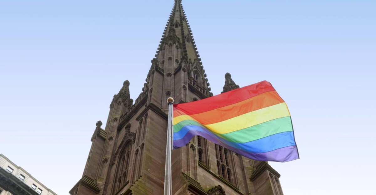 Iglesia con la bandera LGTBIQ+