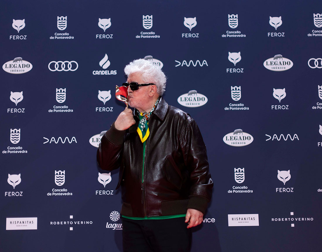 Pedro Almodóvar besa su nuevo Feroz.