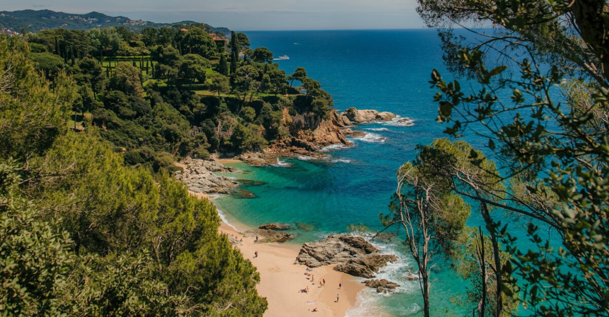 Imagen de la playa Sa Boadella de la Costa Brava.