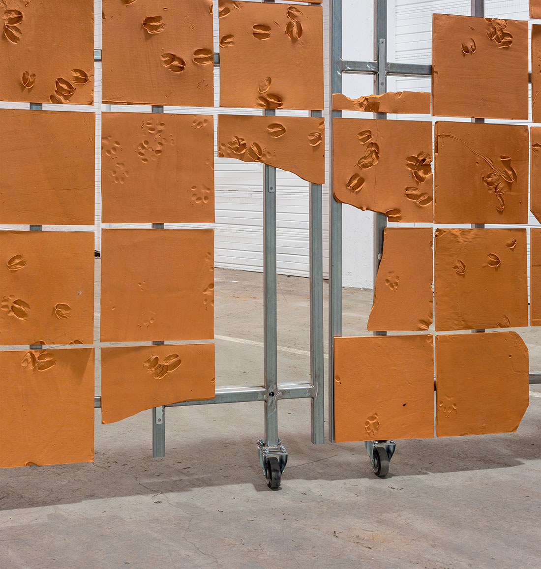 Jorge Satorre, detalle de “Arruinar las baldosas (portones)”.Versión Portones producida con el el apoyo de las Ayudas de producción del Gobierno Vasco. Cortesía del artista y CarrerasMugica, Bilbao. Foto: Ander Sagastiberri.