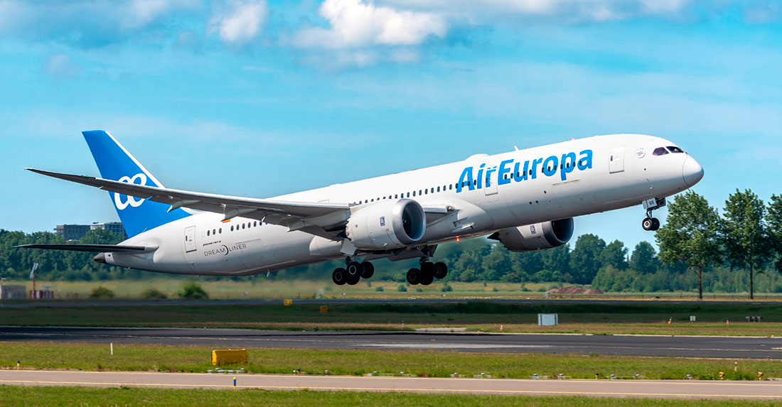 Avión de Air Europa despegando.