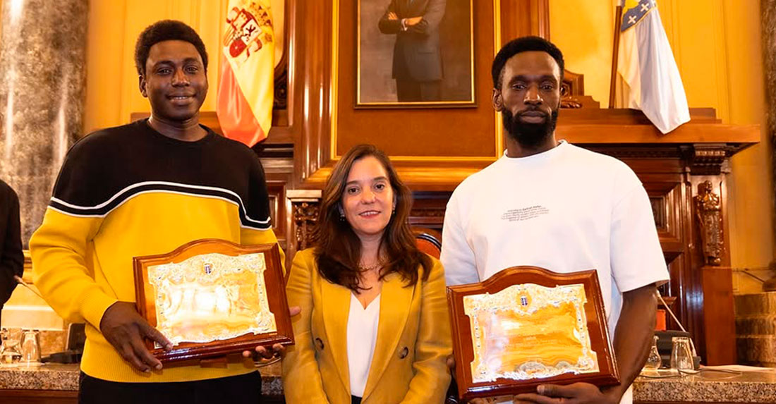 Ibrahima Diack y Magatte NDiaye junto a la alcaldesa de A Coruña, Inés Rey