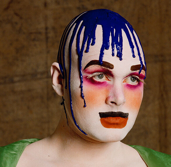 Leigh Bowery, el gran pope de la cultura queer, celebrado en una exposición en Londres