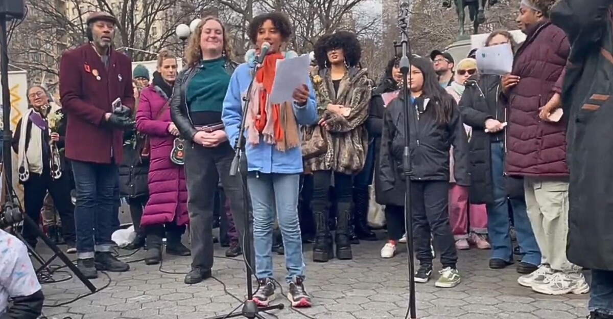 Niam, de 11 años, cantando 'The wizard and I' en una manifestación