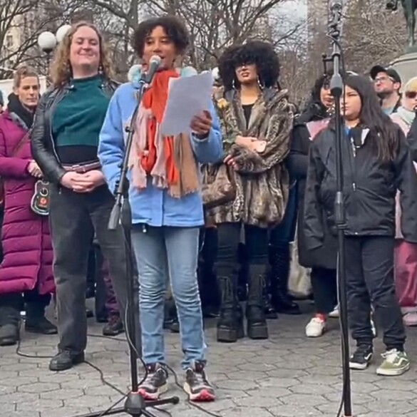 Une niñe de 11 años canta una canción de 'Wicked' en una manifestación por los derechos trans