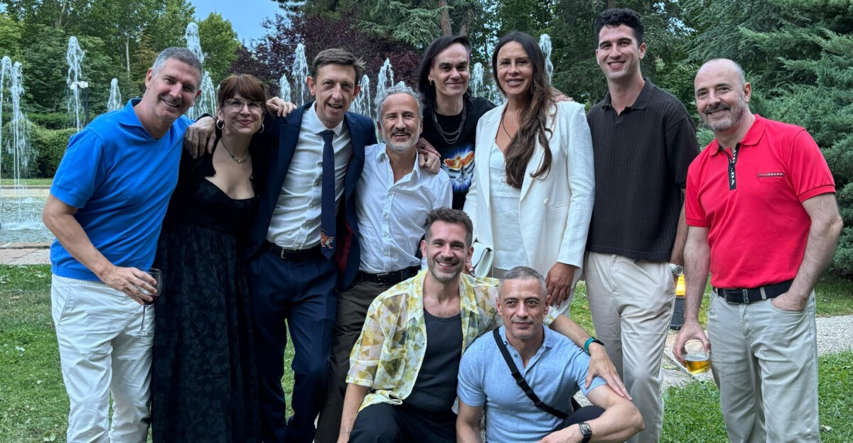 El equipo de Shangay (Alfonso de Ramos es el tercero empezando por la izquierda) junto a Karla Sofía Gascón en la entrega de premios Arco Iris del Ministerio de Igualdad el pasado mes de junio.