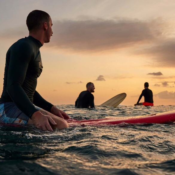 Un retiro junto al mar en un destino único para surfistas LGTBIQ+ con Rainbow Surf Retreats