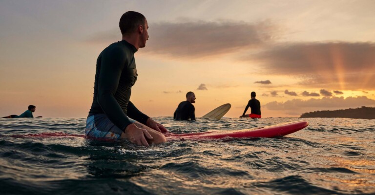 Un retiro junto al mar en un destino único para surfistas LGTBIQ+ con Rainbow Surf Retreats