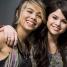 Alex Russo (Selena Gomez y Stevie Nichols (Hayley Kiyoko) en ‘Los magos de  Waverly Place’