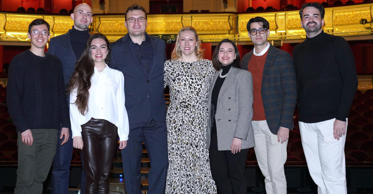 Joaquín Alducin (ayudante de dirección de escena), Mauro Pedrero (bajo-barítono), Luz García (soprano), Francesco Pio Garasso (tenor), Saioa Hernández (soprano), Lucía Iglesias (soprano), Álvaro Martín (pianista, maestro repetidor) y Pablo Martínez (tenor) en el escenario del Teatro Real. Foto: Javier del Real.