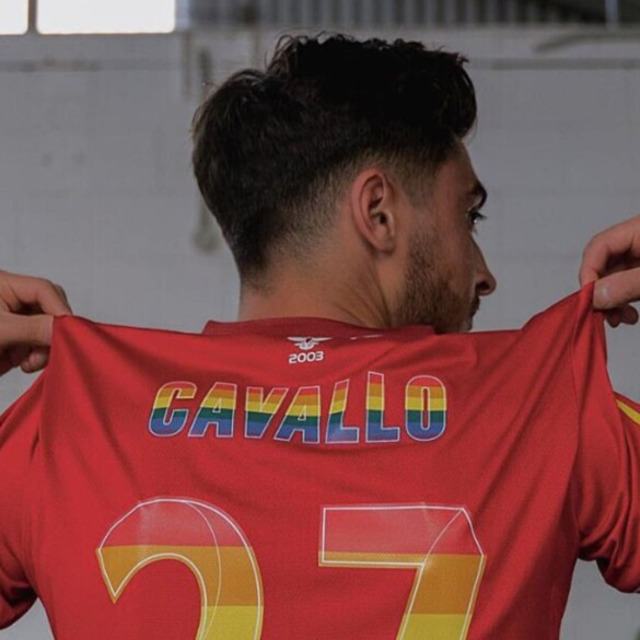 El futbolista gay Josh Cavallo confiesa que aún recibe "múltiples amenazas de muerte"