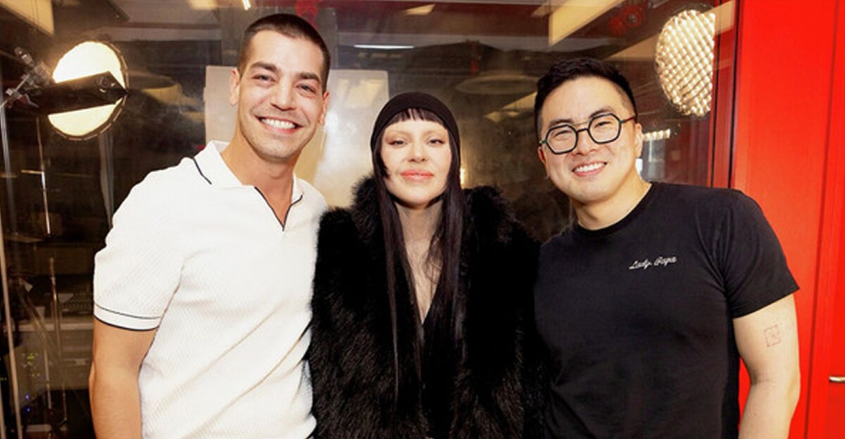 Lady Gaga junto a Bowen Yang y Matt Rogers