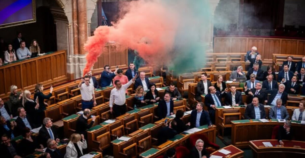 Durante la votación, los representantes del partido de la oposición protestaron con bengalas