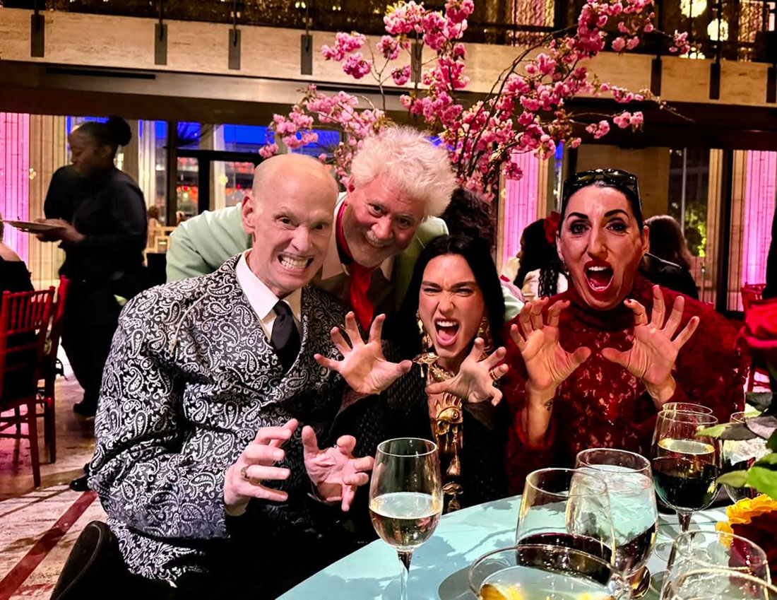 Brutal foto de esa noche, cortesía del IG de Agustín Almodóvar, en que junto a Pedro aparecen John Waters, Dua Lipa y Rossy de Palma.