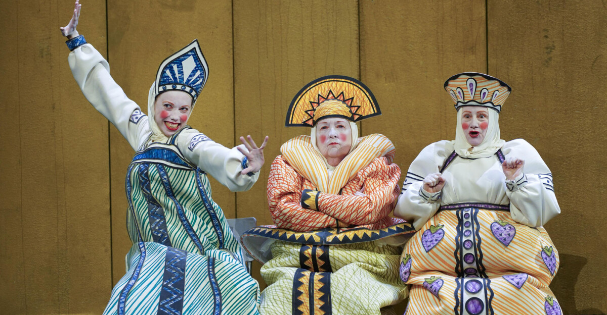 Esta ópera de Rimski-Kórsakov, basada en un cuento de Aleksandr Pushkin, llega al Teatro Real en una llamativa nueva producción de la casa, en coproducción con el Théatre Royal de La Monnaie / de Munt. En la foto, Stine Marie Fischer (Hilandera), Carole Wilson (Babarija) y Bernarda Bobro (Cocinera). Foto: Javier del Real.