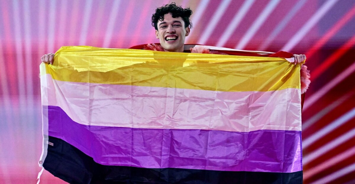 Nemo, ganadore de Eurovisión 2024, con la bandera no binaria