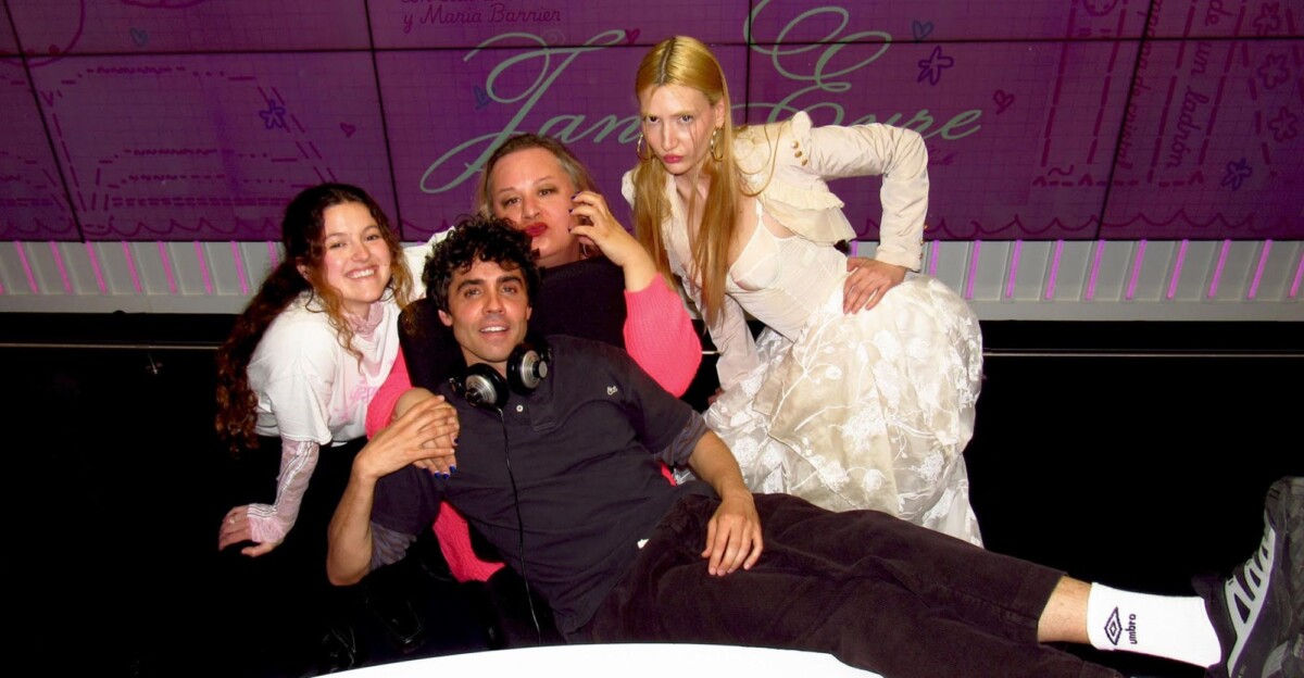 Carmen Aumedes, Javier Ambrossi, Alana S. Portero y María Barrier en 'Esta noche libro' de Cadena SER