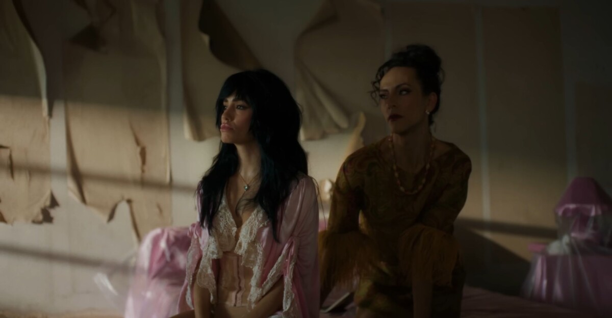 Lali junto a la drag queen Kuma en el videoclip de 'MORIR DE AMOR'