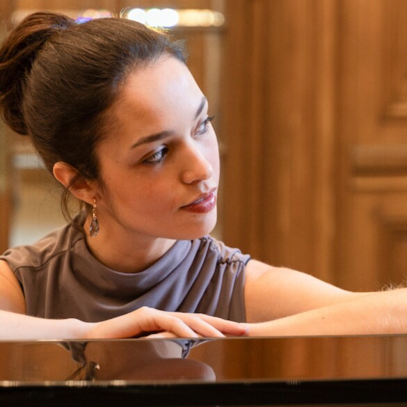 Emma Stratton ofrece una magistral clase de piano (y de música) con 'Syndesi' en el Salón del Ateneo
