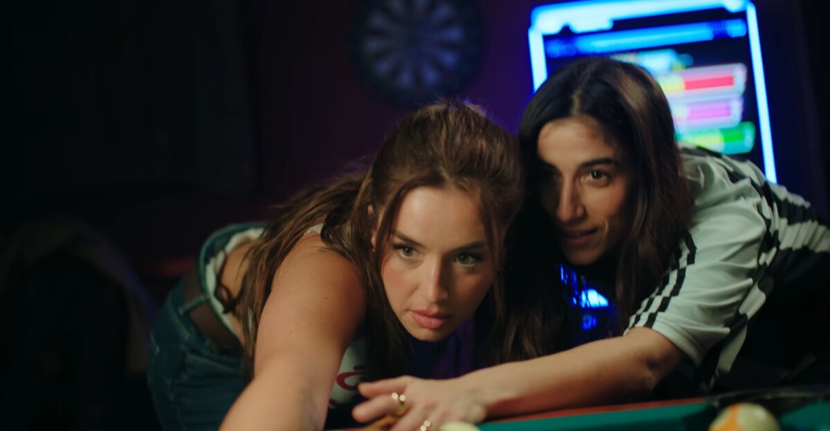 Lola Índigo y Carolina Yuste en el videoclip de 'Q SOMOS?'