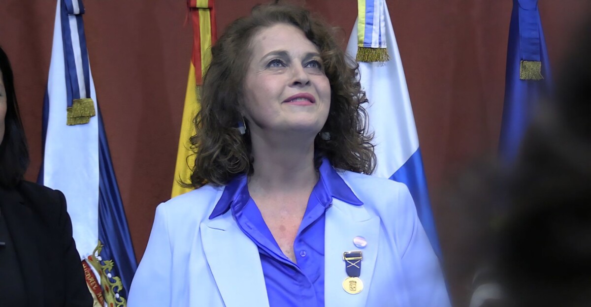 Carla Antonelli con la Medalla de Oro de la isla de Tenerife en el acto del pasado 9 de mayo