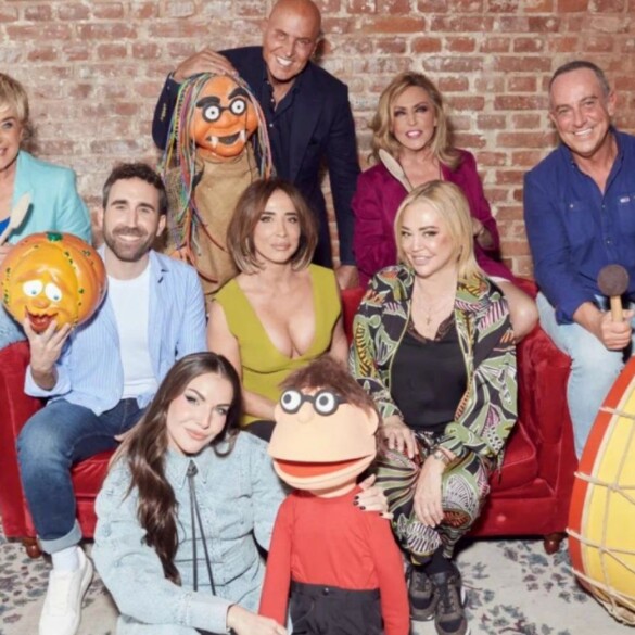 'La familia de la tele' llena de arcoíris la televisión pública con mucha visibilidad LGTBIQ+ en su estreno