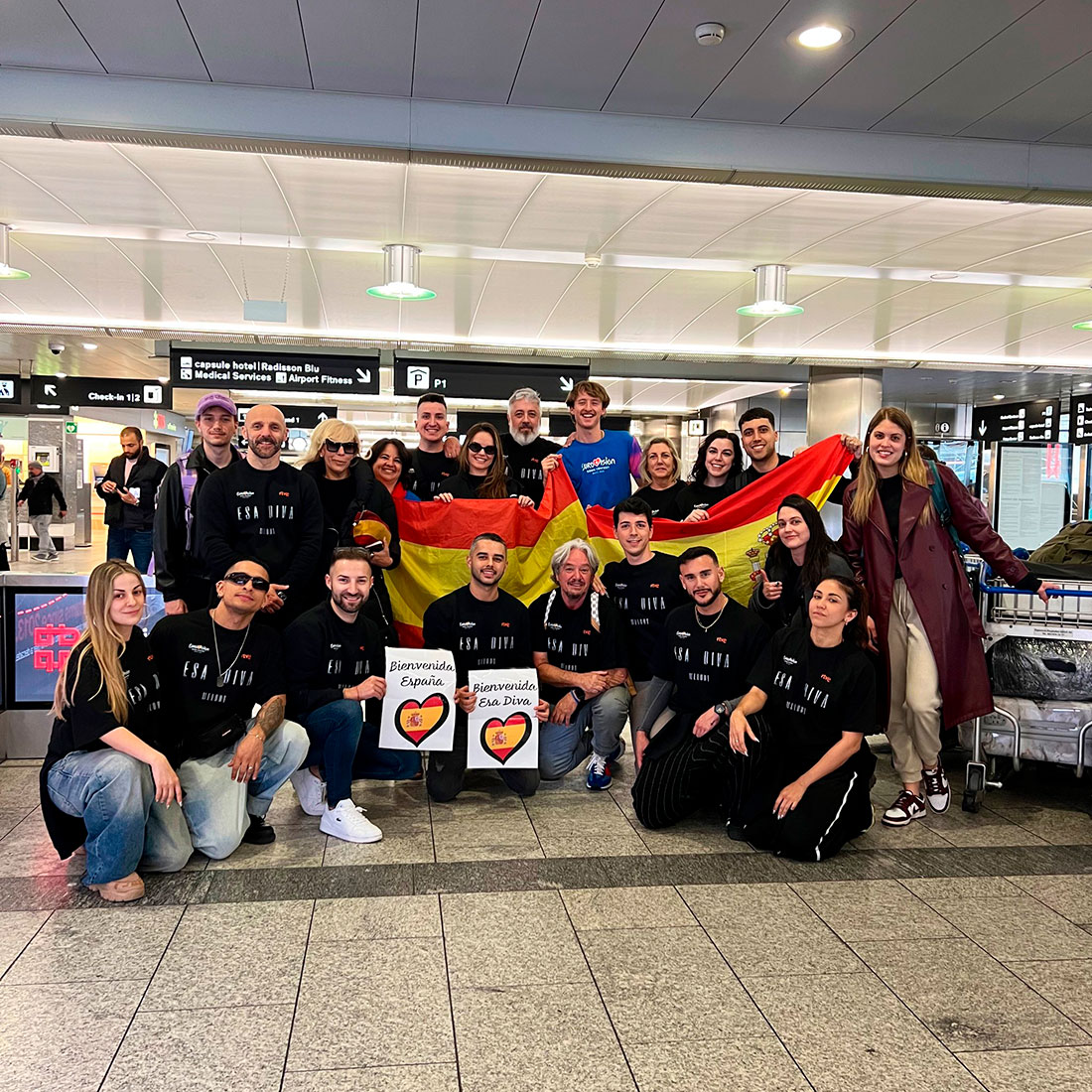 Foto de familia de la delegación española al llegar a Basilea.